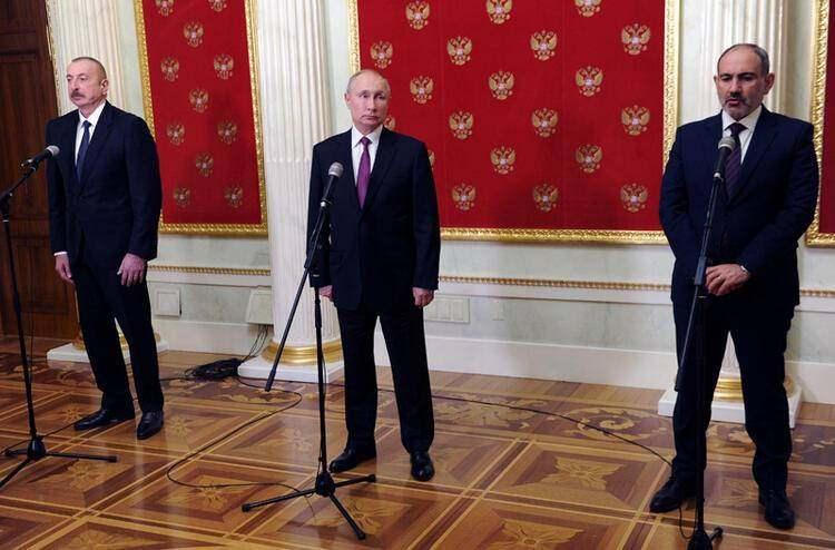 <p>Bildiriyi açıklayan Rusya lideri Putin, "Bugünkü toplantıyı özellikle önemli ve faydalı buluyorum, çünkü bölgedeki durumun gelişmesi için konuşup ortak bir anlaşma imzalayabildik" ifadesini kullandı.</p>
