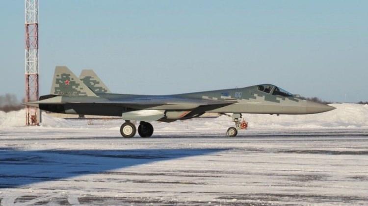 <p>Rusya'nın Habarovsk şehri yönetiminden yapılan açıklamada, şehirde bulunan Komsomolsk-na-Amure Uçak Tesisi'nde üretilen ilk seri Su-57'nin Rus ordusuna teslim edildiği belirtildi.</p>
