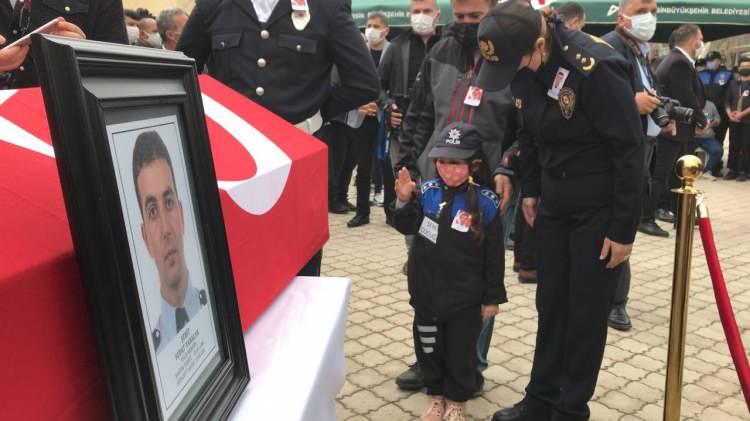 <p>Şanlıurfa Emniyet Müdürlüğü kadrosunda görevli polis memuru Sedat Yabalak, kayınbabasını ziyarete gittiği Erzurum'dan görev yeri olan Şanlıurfa'ya dönerken, 28 Temmuz 2015 yılında Lice-Diyarbakır karayolu üzerinde eşi Burcu Yabalak ve 3 çocuğunun gözleri önünde PKK tarafından kaçırılmıştı.</p>
