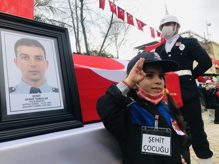 <p>İçişleri Bakanı Süleyman Soylu'nun da katılacağı tören öncesi şehit polis memurunun Türk bayrağına sarılı naaşı cami önüne getirilirken, acılı anne Ünzile Yabalak ile baba Kadir Yabalak ve şehidin eşi Ebru Yabalak'ı yakınları teskin etmeye çalıştı.</p>
