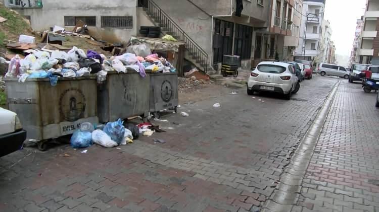 <p><strong>Maltepe Belediyesinde işçiler greve başladı</strong></p>

<p>Grev kararı sonrası Maltepe’deki bazı sokaklarda çöp konteynerleri doldu taştı. Taşan çöpler, yerlerde birikirken mahalle sakinleri duruma isyan etti. Bir mahalle sakini, "Gördüğümüz üzücü bir manzara.</p>
