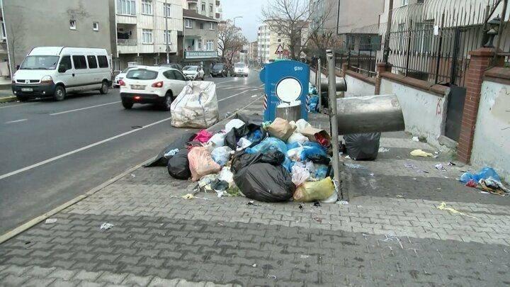 <p><strong>Maltepeliler toplanmayan çöplere isyan etti: Bu ne rezillik Allah aşkına, virüsten daha tehlikeli değil mi bu?</strong></p>

<p>Maltepe Belediyesinde çalışan 1500 işçiyi kapsayan toplu iş sözleşmelerinde anlaşma sağlanamaması üzerine dünden itibaren grev başladı. Maltepe'de sokaklarda çöp yığınları oluştu. Grev kararı sonrası Maltepe'deki bazı sokaklarda çöp konteynerleri doldu taştı. </p>
