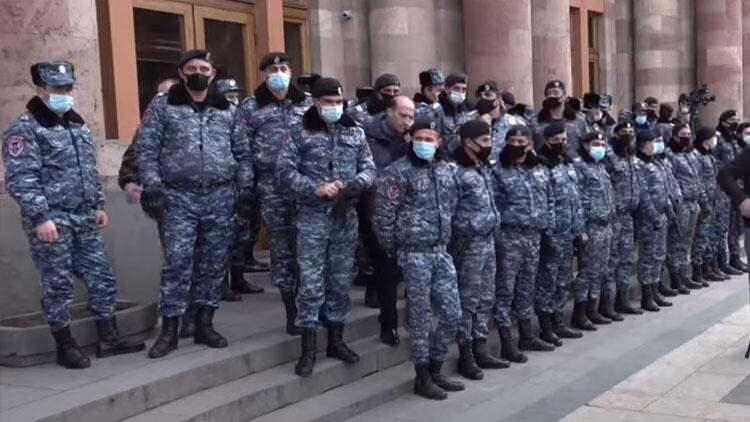 <p>Hemen her hafta polis müdahaleleriyle sonuçlanan ve arbedenin yaşandığı eylemlerde göstericiler, Başbakan Nikol Paşinyan ve beraberindeki hükümetin istifasını talep ediyor.</p>
