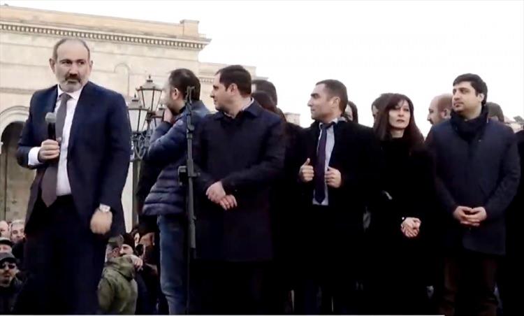 <p>Ermenistan Başbakanı Nikol Paşinyan, orduya karşı taraftarlarına destek çağrısında bulundu. </p>

