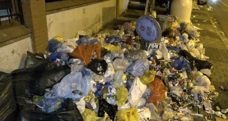 <p>Saatler geçtikçe çöp birikintilerinin daha da arttığı görüldü. Zümrütevler Mahallesi'nin cadde ve sokaklarında gece saatlerinde yol üzerinde bulunan çöp konteynerleri ve yeraltı konteynerlerinde birikmeye devam eden çöpler görüntülendi. </p>

<p> </p>
