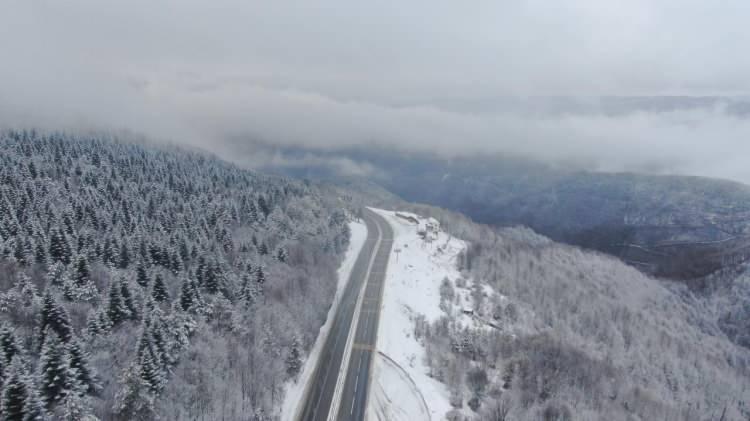 <p>Anadolu Otoyolu'nun Bolu Dağı Tüneli kesiminde kar yağışı aralıklarla etkisini sürdürürken, bölgedeki kar manzarası havadan görüntülendi.</p>
