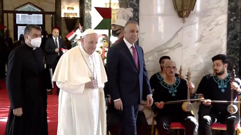 <p>Papa havalimanında Irak Başbakanı Mustafa El Kazımi tarafından karşılandı. Papa Franscis, Irak Başbakanı El Kazimi ile kısa bir görüşme gerçekleştirdi. Papa, havalimanından  Irak’ın yöresel müzikleri eşliğinde karşılandı.</p>

<p> </p>

<p> </p>
