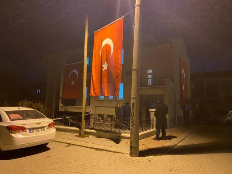 <p>Şehidin ailesinin evine Türk bayrakları asılırken, haberi duyan komşuları ve diğer yakınları eve akın etti. Şehit evine ayrıca yaşanabilecek bir olumsuzluğa karşı 112 ambulansı da gönderildi.</p>
