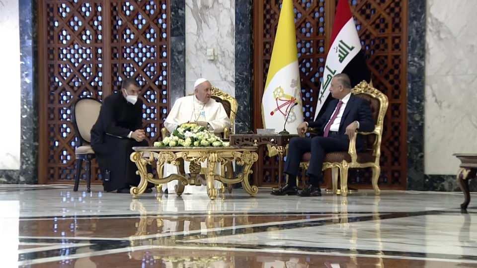 <p>Katoliklerin ruhani lideri ve Vatikan Devlet Başkanı Papa Francis, tarihte ilk kez Irak'a giden Papa oldu. Kalabalık bir koruma ve gazeteci heyetiyle Bağdat'a uçan Papa Francis, dört günlük gezisine başladı. Papa havalimanında Irak Başbakanı Mustafa El Kazımi tarafından karşılandı.</p>

<p> </p>

<p> </p>
