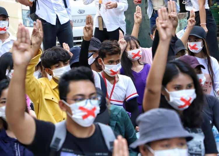 <p>Myanmarlılar 6 Şubat'ta demokrasiye dönüş talebiyle gösterilere başlamıştı.</p>
