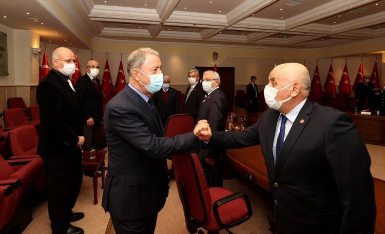 <p>Milli Savunma Bakanı Hulusi Akar beraberinde Genelkurmay Başkanı Yaşar Güler ile emekli subay ve astsubayların temsilcisi TESUD ve TEMAD yönetimini kabul etti.</p>

<p> </p>
