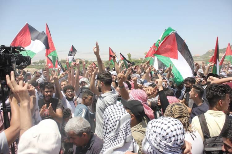 <p>Ürdün</p>

<p>Ürdünlüler Filistin sınırı yakınında, İsrail'in Gazze Şeridi'ne yönelik saldırılarına karşı başlattıkları protestolarına bugün de devam ediyor. Yüzlerce Ürdünlü yine işgal altındaki Batı Şeria sınırında yer alan Ürdün Vadisi'ndeki Onur Şehitleri anıtı önünde toplandı. Ürdün ve Filistin bayrakları taşıyan göstericiler, "Kapıları açın", "Milyonlarca şehitle Kudüs'e gidiyoruz" şeklinde sloganlar attı.</p>
