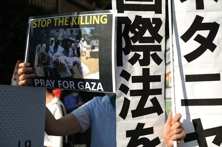 <p>Dünyanın dört bir yanında sokaklara çıkan insanlar İsrail'in Gazze'ye yönelik saldırılarını protesto etti.</p>
