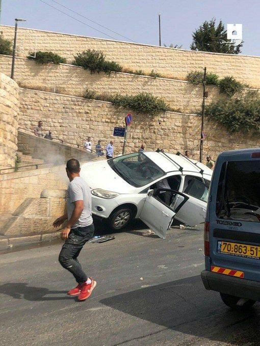 <p>Bir işgalci yerleşimci kullandığı araçla, Kudüs'teki Aslanlar Kapısı'nda bir dizi Filistinlinin üzerinden geçti. Olayda bir Müslüman yaralandı.</p>
