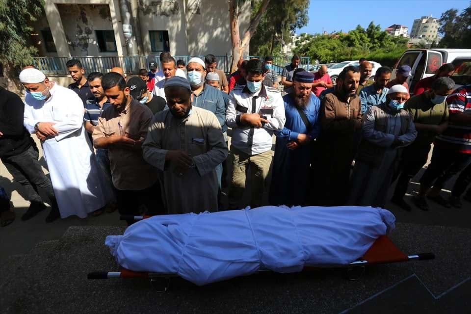 <p>İsrail'in Gazze kentinin Ez-Zeytun Mahallesi'ne düzenlediği saldırıda hayatını kaybeden Filistinli Mahmoud Eshtiya (19) için cenaze töreni düzenlendi. </p>

<p> </p>
