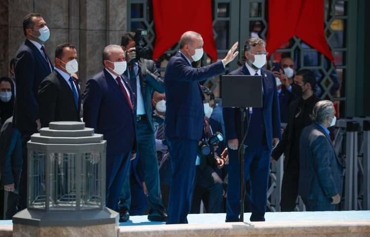 <p>Cumhurbaşkanı Erdoğan, Cuma namazı ile birlikte açılışı yapılacak olan Taksim Camii'ne geldi. Taksim Camii'nde ilk ezan okundu. Taksim Meydanı'nı namaz kılmak isteyenler doldurdu</p>

<p> </p>
