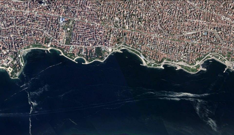<p>Marmara Denizi’nde görülen musilaj (deniz salyası) İstanbul Anadolu ve Avrupa yakası sahillerinde kilometrelerce yayıldı. </p>
