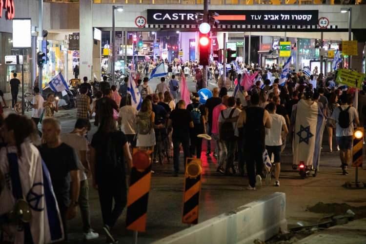 <p>Rabin Meydanı'nda kutlama yapan İsrailliler, daha sonra Tel Aviv’de Habima Meydanı'na doğru yürüyüşe geçti.</p>

<p> </p>
