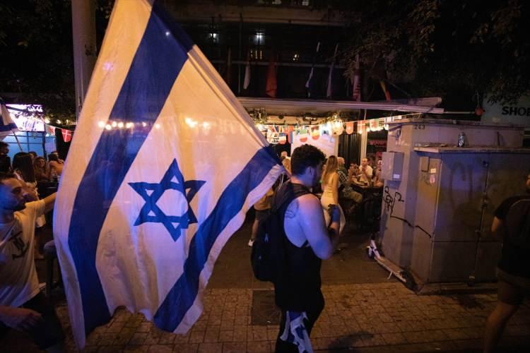 <p>Binlerce İsrailli, Gelecek Var ve Yamina partilerinin öncülüğünde kurulan koalisyonun Mecliste güven oyu almasının ardından Tel Aviv’deki Rabin Meydanı'nda toplandı.</p>

<p> </p>
