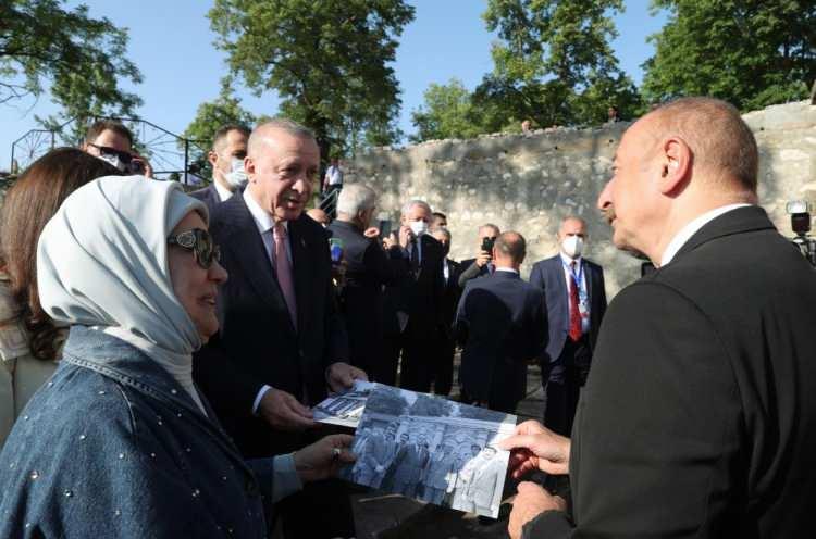 <p>Cumhurbaşkanı Recep Tayyip Erdoğan ve Azerbaycan Cumhurbaşkanı İlham Aliyev, Azerbaycan'ın Şuşa şehrindeki bazı tarihi mekanları ziyaret etti.</p>
