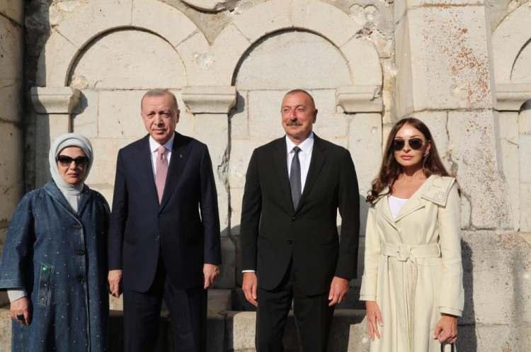 <p>Cumhurbaşkanı Recep Tayyip Erdoğan, Azerbaycan Cumhurbaşkanı İlham Aliyev ile Şuşa’da düzenlediği ortak basın toplantısının ardından Şuşa’daki tarihi yerleri gezerek, Cıdır Ovası’nda Karabağ atlarının gösterisini izledi.</p>
