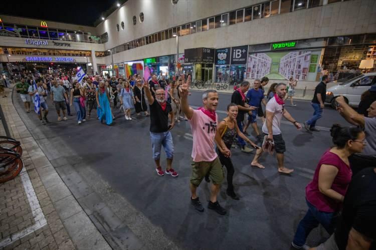 <p>Meydana ulaşan İsrailliler gece geç saatlere kadar burada da kutlamalarına devam etti.</p>

<p> </p>
