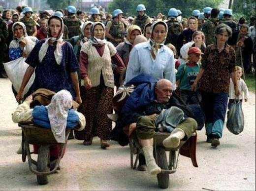 <p> Bosna-Hersek Kayıpları Arama Enstitüsü verilerine göre, 1995 yılından bu yana ülke genelinde 500’den fazla toplu, 5.000’in üzerinde müstakil mezar bulundu. Kimlikleri tespit edilen kurbanlar, her yıl 11 Temmuz günü düzenlenen törenle toprağa Srebrenitsa’da toprağa veriliyor.</p>
