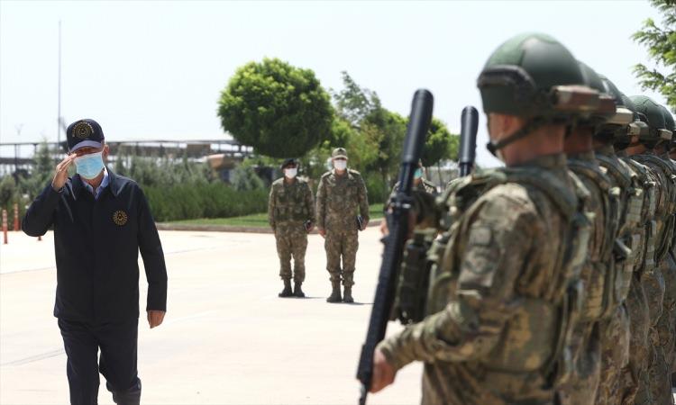 <p>Akar, beraberinde Orgeneral Güler ve Orgeneral Dündar ile geldiği Gaziantep Havalimanı'nda, Vali Davut Gül, 2. Ordu Komutanı Orgeneral Metin Gürak ve diğer yetkililer tarafından karşılandı.</p>

<p> </p>

