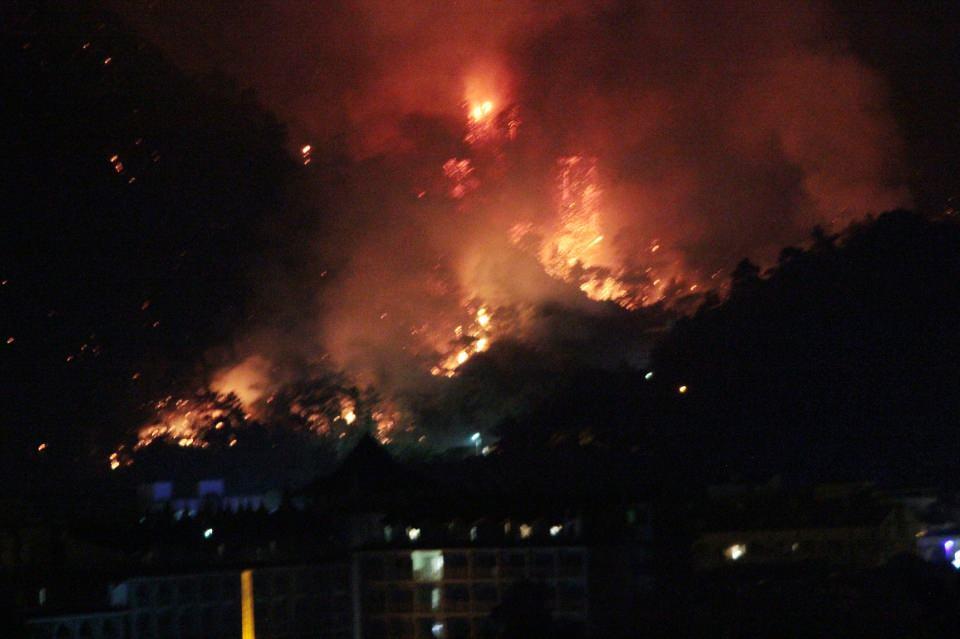 <p>Havanın kararmasından sonra helikopterler devre dışı kalırken, arazöz ve itfaiye araçları gece boyunca yangına müdahale etti.<br />
 </p>
