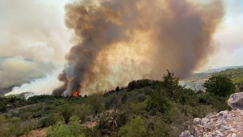<p>Kepezbeleni Mahallesi'ndeki ormanlık alanda 29 Temmuz gecesi çıkan yangında söndürme çalışmaları sürüyor. </p>
