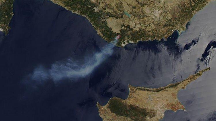 <p>Ege ve Akdeniz'i etkisi altına alan orman yangınları günlerdir devam ediyor. Son 6 günde 152 yangın kontrol altına alındı. 6 ilde ise 11 yangın devam ediyor. Yangınlar sonrası doğadaki tahribat uyduya böyle yansıdı.</p>

<p> </p>
