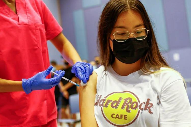 <p>ABD ve Kanada'da BioNTech/Pfizer aşısı, mayıs ayından bu yana ergenlerde ve büyük çocuklarda kullanılıyor. ABD'de 12-15 yaş grubundaki 4,4 milyondan fazla çocuk iki kez aşılandı. 3,8 milyon çocuğa ise birinci doz tatbik edildi.</p>

<p> </p>
