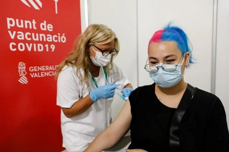 <p>Bundan bir yıl önce, Dünya Sağlık Örgütü (DSÖ), sürü bağışıklığının oluşabilmesi için toplumun yüzde 60 ila 70'lik bölümünün aşılanmasının yeterli olduğunu düşünüyordu. Ancak pandemi sürecinde, birçok uzman bu oranın yüzde 85'lere ulaşması gerektiğine vurgu yaptı.</p>

<p> </p>

