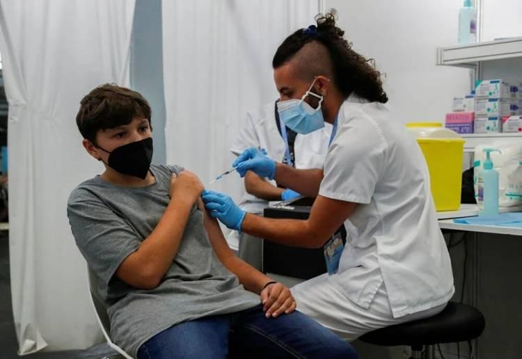 <p>Alman Çocuk ve Gençlik Doktorları Meslek Birliği, hedeflenen sürü bağışıklığının sağlanabilmesi için 12-16 yaş grubunun da mutlaka aşılanmasından yana görüş bildirdi.</p>

<p> </p>

<p>Birliğin basın sözcüsü olan çocuk doktoru Axel Gerschlauer, Almanya'da çeşitli nedenlerle henüz aşı olmayan ya da olmak istemeyen çok sayıda yetişkin olduğu için 12-16 yaş grubundaki yaklaşık üç milyon kişinin aşılanmasının, sürü bağışıklığı açısından büyük önem taşıdığını vurguluyor.</p>
