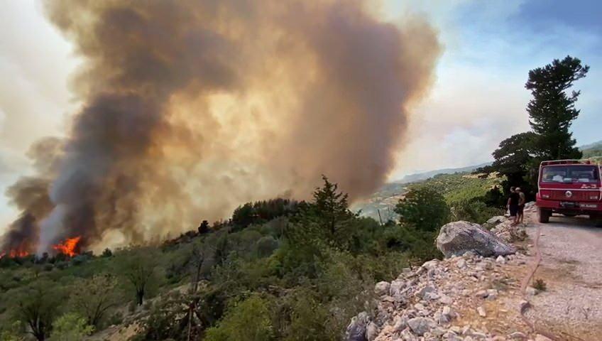<p>Antalya'nın Akseki ilçesindeki orman yangınına havadan ve karadan müdahale devam ediyor.<br />
 </p>
