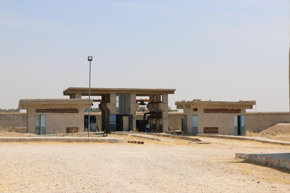 <p>Allouk Su Tesisinin elektrik kaynağı ise terör örgütünün işgalindeki Derbasiye ilçesinde yer alan Suveydiye Elektrik Santralinden karşılanıyor.</p>

<p> </p>

