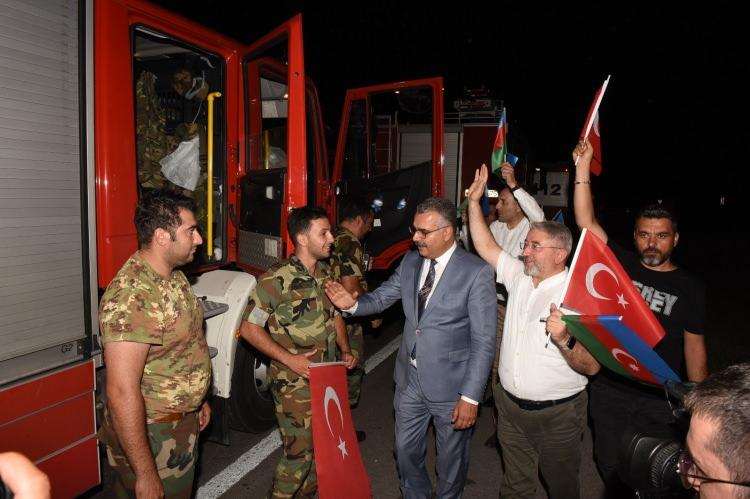 <p><strong>AZERBAYCAN'DAN 220 KİŞİLİK EKİP TÜRKİYE'DE</strong></p>

<p>Türkiye'nin farklı noktalarında çıkan orman yangınlarıyla mücadeleye destek için Azerbaycan'dan gelen 220 kişilik ekip önceki gece saatlerinde ülkeye giriş yaptı. 41'i itfaiye aracı olmak üzere toplam 53 araçlık konvoy, Ordu'da yakıt ikmali yaptı. Ekip daha sonra yola devam etti.</p>
