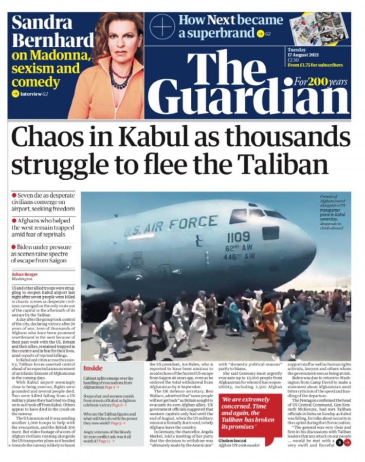 <p>The Guardian'ın gazetesi, Kabil’deki Uluslararası Hamid Karzad Havalimanı’nın asfaltında bir ABD nakliye uçağının altında koşan Afgan kalabalığının dramatik bir fotoğrafa yer vererek, “Binlerce kişi Taliban'dan kaçmak için mücadele ederken Kabil'de kaos” başlığını attı.</p>
