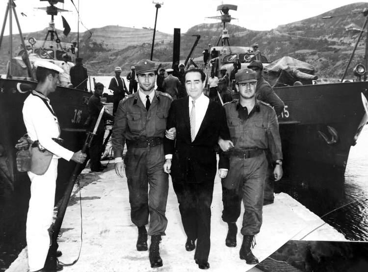 <p>"Yeter söz milletindir" diyerek çıktığı yolda gerçekleştirdiği demokrasi hamleleri ve kalkınma atılımlarıyla Türkiye'nin önemli siyasi isimleri arasında yer alan Adnan Menderes ve arkadaşları 27 Mayıs 1960 askeri darbesiyle şehit edildi.</p>
