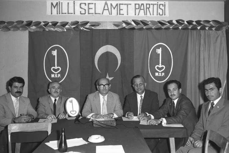 <p>Asiltürk (sağ 2), Milli Selamet Partisi Genel Başkanı Süleyman Arif Emre'nin 11 Mayıs 1973'te düzenlediği basın toplantısında yer aldı.</p>
