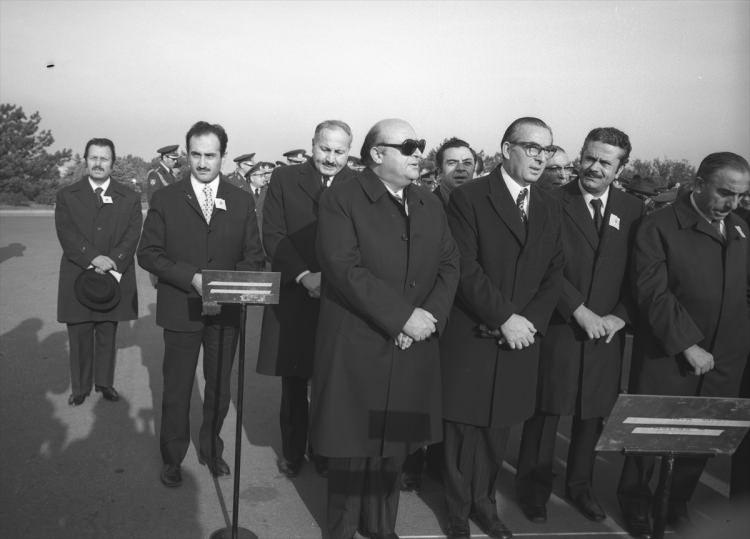 <p>Asiltürk (2. sıra solda), 10 Kasım 1973'te Atatürk'ün 35. ölüm yıl dönümü nedeniyle düzenlenen törene katıldı. Törende AP Genel Başkanı Süleyman Demirel (önde solda), MGP Genel Başkanı Turhan Feyzioğlu (önde sol 2), İsmet Sezgin (önde sağ 2), MHP Genel Başkanı Alparslan Türkeş (önde sağda), MSP Genel Başkanı Necmettin Erbakan (2. sıra sol 2) da katıldı. </p>
