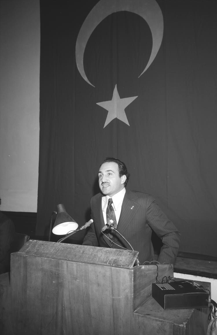 <p> Dönemin İçişleri Bakanı Asiltürk, 2 Şubat 1974'te Türkiye İdareciler Derneği 10. Genel Kurulu toplantısında konuşma yaptı.</p>
