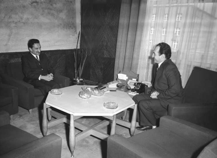 <p>Dönemin Başbakanı Bülent Ecevit (solda), 4 Şubat 1974'te dönemin İçişleri Bakanı Asiltürk'ü ziyaret etti.</p>

