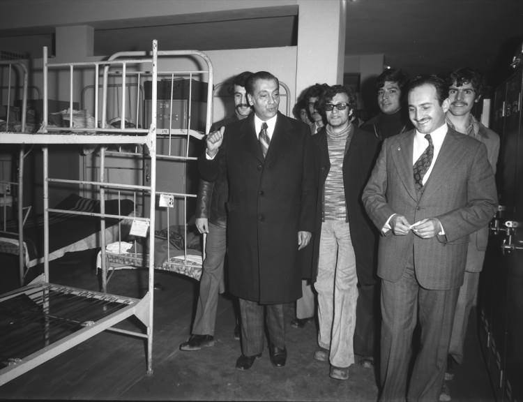 <p>Dönemin İçişleri Bakanı Asiltürk, 28 Şubat 1974'te Gençlik ve Spor Bakanı Muslihittin Yılmaz Mete (solda) ile incelemelerde bulundu.</p>
