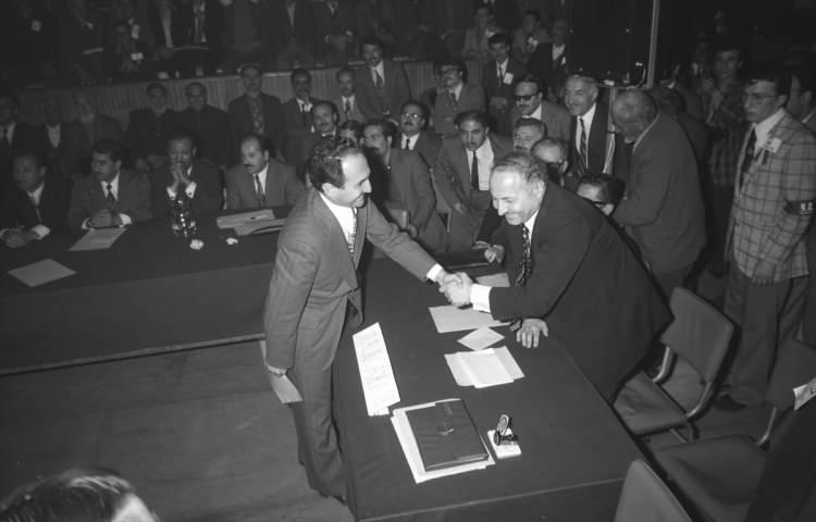 <p>Asiltürk, 5 Mayıs 1974'te Milli Selamet Partisi (MSP) Ankara İl Kongresi'ne katılarak Genel Başkan Necmettin Erbakan ile görüştü. </p>
