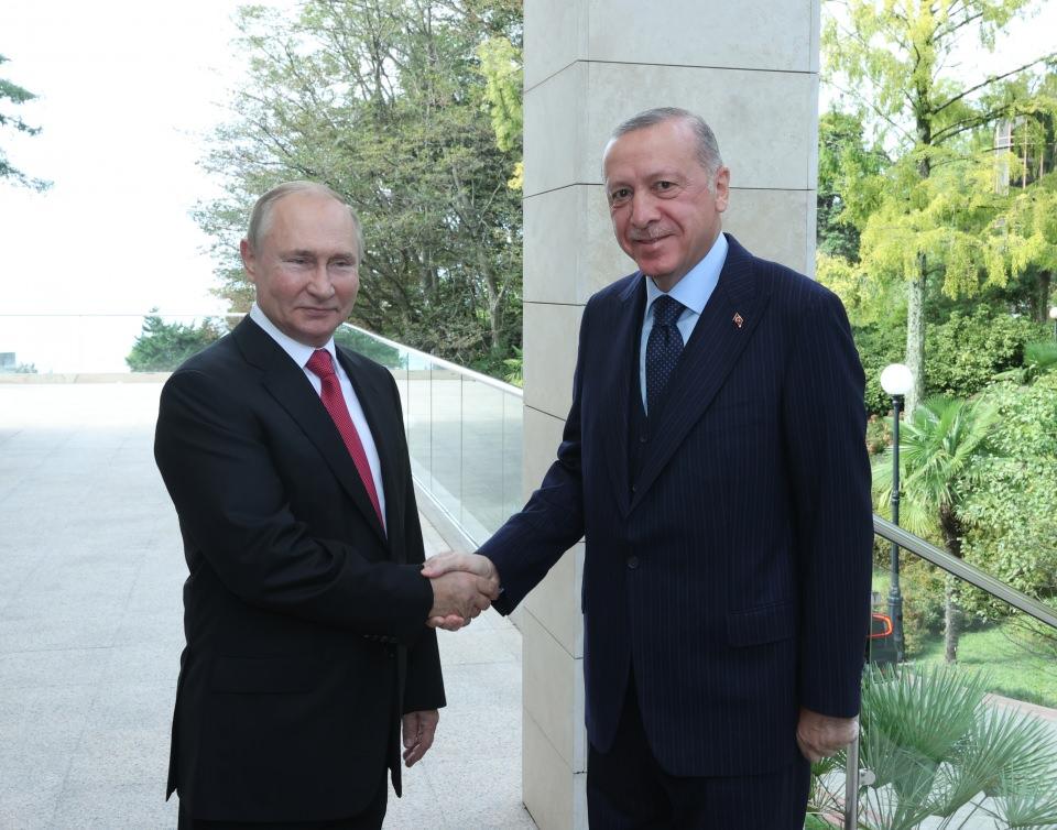 <p>Putin, Erdoğan'ı Devlet Başkanlığı Resmi Konutu'nda karşıladı.</p>

<p> </p>
