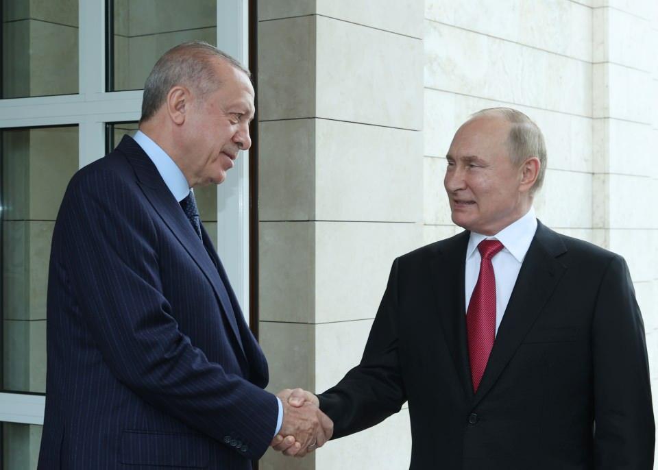 <p>Cumhurbaşkanı Recep Tayyip Erdoğan, Rusya Devlet Başkanı Vladimir Putin ile yaptığı görüşmenin ardından Soçi’deki Devlet Başkanlığı Resmi Konutu’ndan ayrıldı.</p>

<p> </p>
