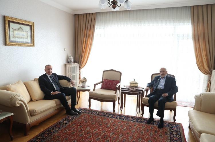 <p>Cumhurbaşkanı Recep Tayyip Erdoğan, Saadet Partisi Yüksek İstişare Kurulu Başkanı Oğuzhan Asiltürk'ü evinde ziyaret etti. (7 Ocak 2021)</p>

<p> </p>
