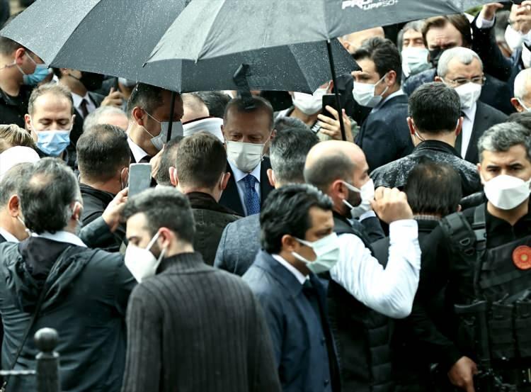 <p>İstanbul'da bir süredir tedavi gördüğü hastanede 66 yaşında hayatını kaybeden Uçma için Üsküdar'da bulunan Marmara Üniversitesi İlahiyat Fakültesi Camii'nde cenaze töreni düzenlendi.</p>

<p> </p>
