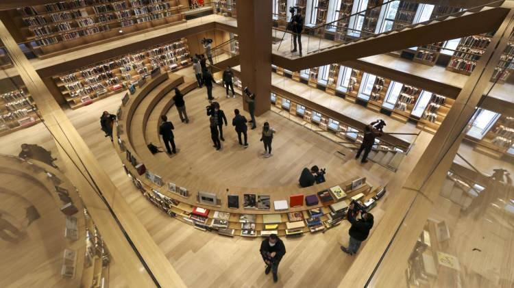 <p>Yaklaşık 2 milyar liraya mal oldu</p>

<p> </p>

<p>Mehmet Nuri Ersoy, ofisler, kitap kafe ve dükkanların 3 bin metrekarelik kullanım alanına sahip C Blok`ta, sergi salonlarının 1700 metrekarelik alana sahip D Blok`ta, restoranın ise E Blok`ta yer aldığını, yapı içinde ayrıca, kültür-sanat alanında bir ihtisas kütüphanesi olan AKM Sanat Kütüphanesi ile Kreatif Endüstriler Kütüphanesi`nin de yer aldığını dile getirdi.</p>
